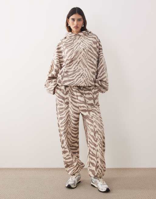 ARRANGE - Ensemble épais de qualité supérieure avec jogger resserré aux chevilles et sweat à capuche oversize à imprimé zébré - Naturel, 3 de 3
