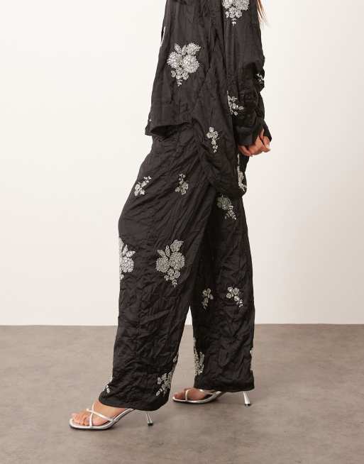 ARRANGE - Pantalon d'ensemble effet froissé en satin avec fleurs ornementées - Noir, 2 de 5