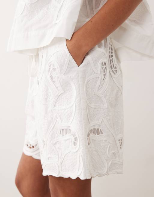 ARRANGE - Pantaloncini bianchi con fiori ricamati in coordinato, 2 di 5