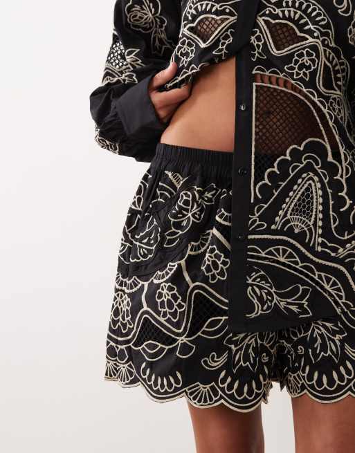 ARRANGE - Pantaloncini neri con ricamo in sangallo in coordinato, 3 di 5