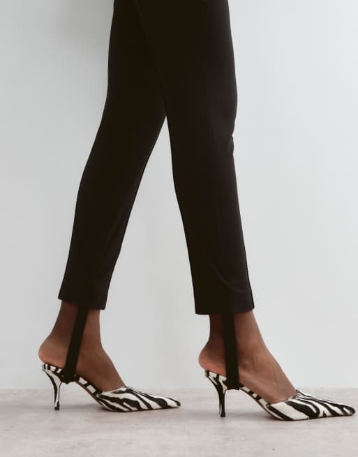 ARRANGE pantalones pitillo con estribo en negro, 2 de 5