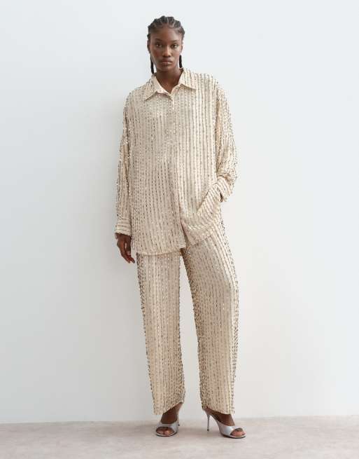 ARRANGE - Conjunto plateado de pantalones de pernera recta y camisa extragrande con diseño lineal adornado, 2 de 3
