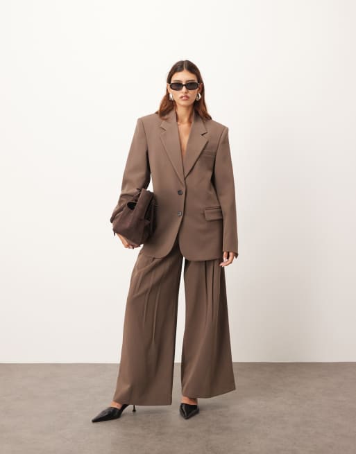 ARRANGE - Pantaloni a fondo ampio color cioccolato in lana a pieghe in coordinato