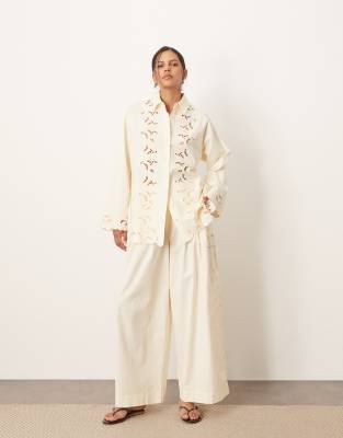 ARRANGE - Pantaloni color écru ricamati in sangallo in coordinato