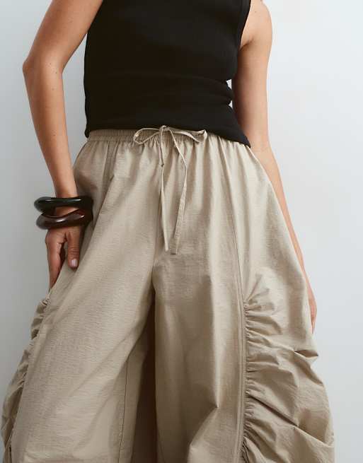 ARRANGE - Pantaloni multitasche bombati a palloncino arricciati color pietra, 2 di 5