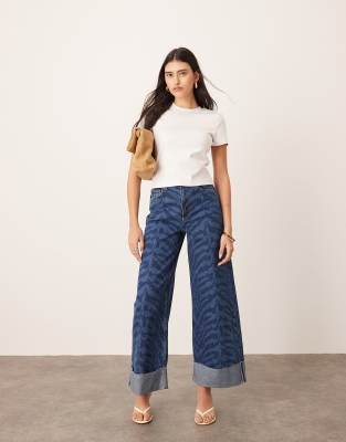 ARRANGE - Parker - Lockere Denim-Jeans in Blau mit hohem Bund, Umschlag und Tigermuster-Bunt