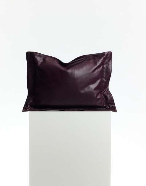 ARRANGE Pillow bag in black cherry - view 1