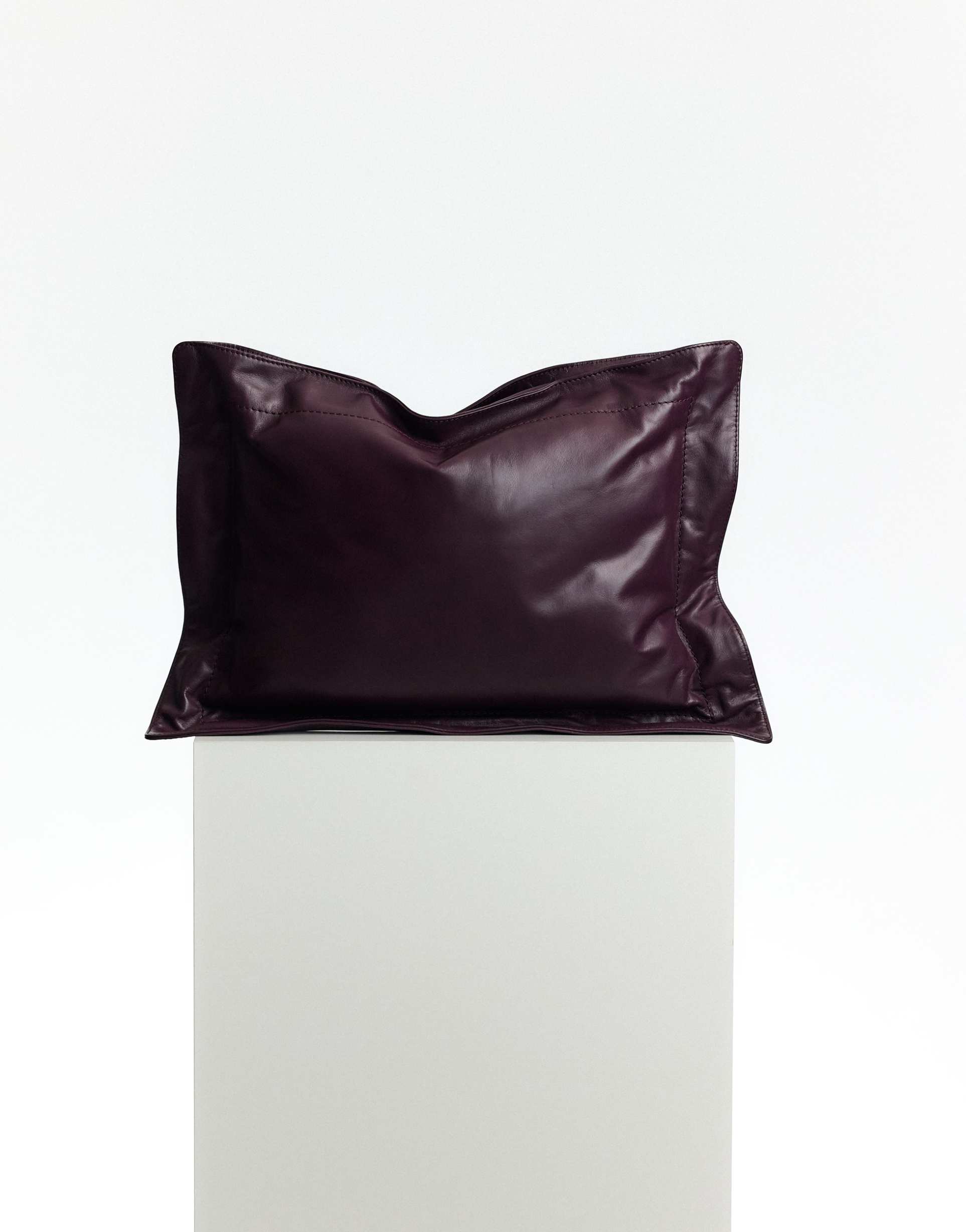 arrange pillow bag in black cherry