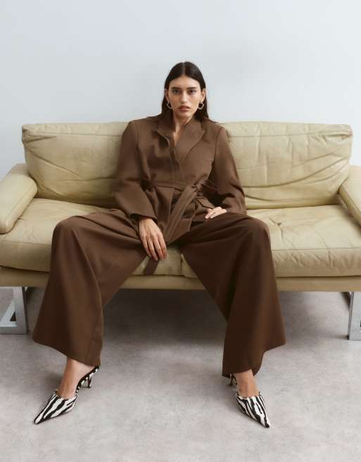 ARRANGE belted cinched waist blazer with removable lapel and pleat waist wide leg trousers co-ord in chocolate, 2 of 3