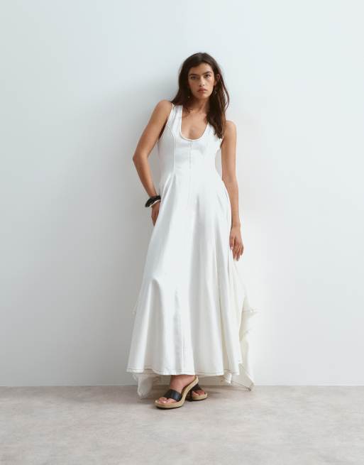 ARRANGE – Plissiertes Maxi-Jeanskleid in Knochenweiß mit tiefem Ausschnitt und Zipfelsaum, 2 von 4