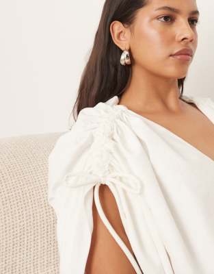 ARRANGE PLUNGE TOP WITH RUCHED DETAIL 