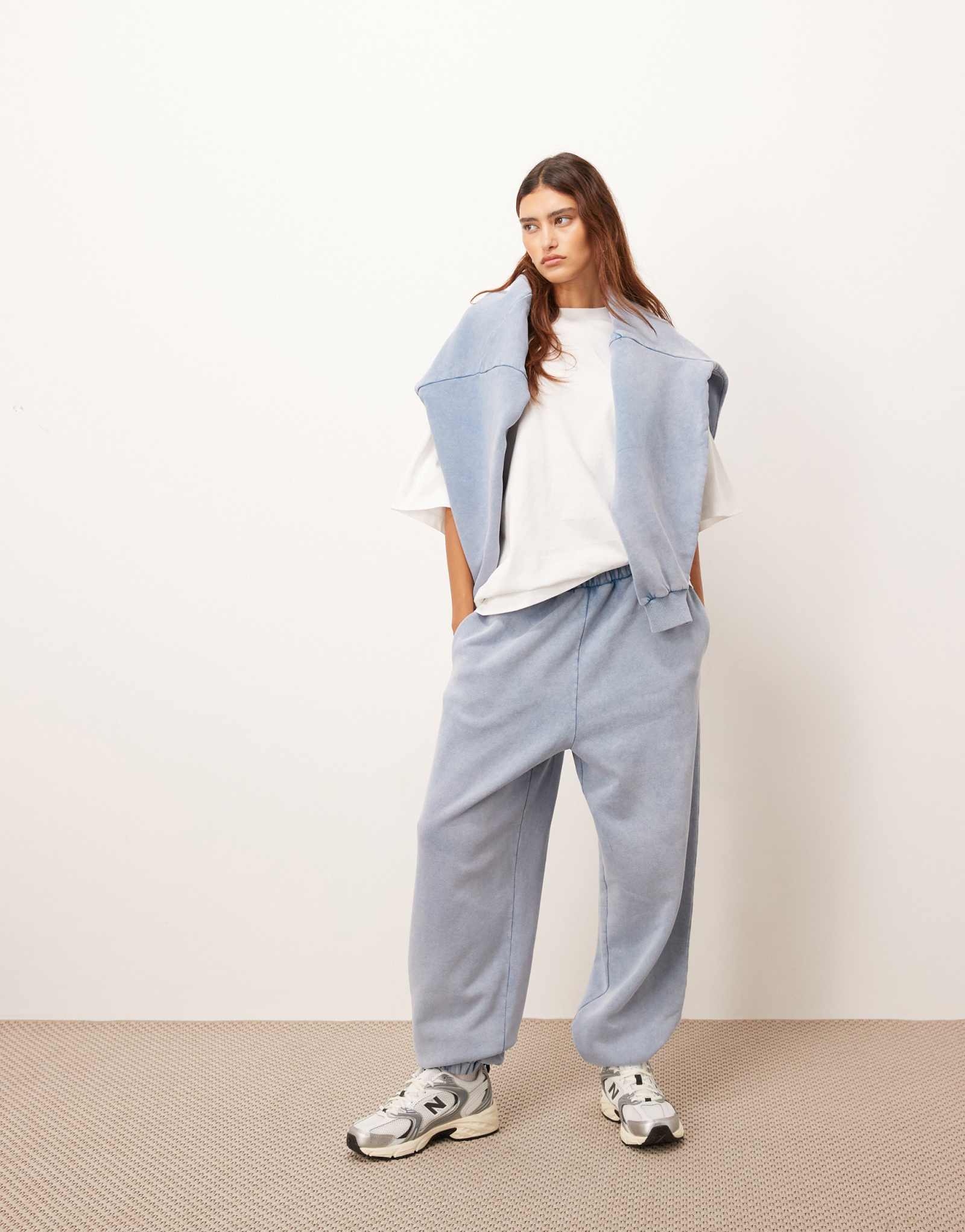 ПОДГОТОВЬТЕ спортивные брюки премиум-класса для кислотной стирки нежно-голубого цвета