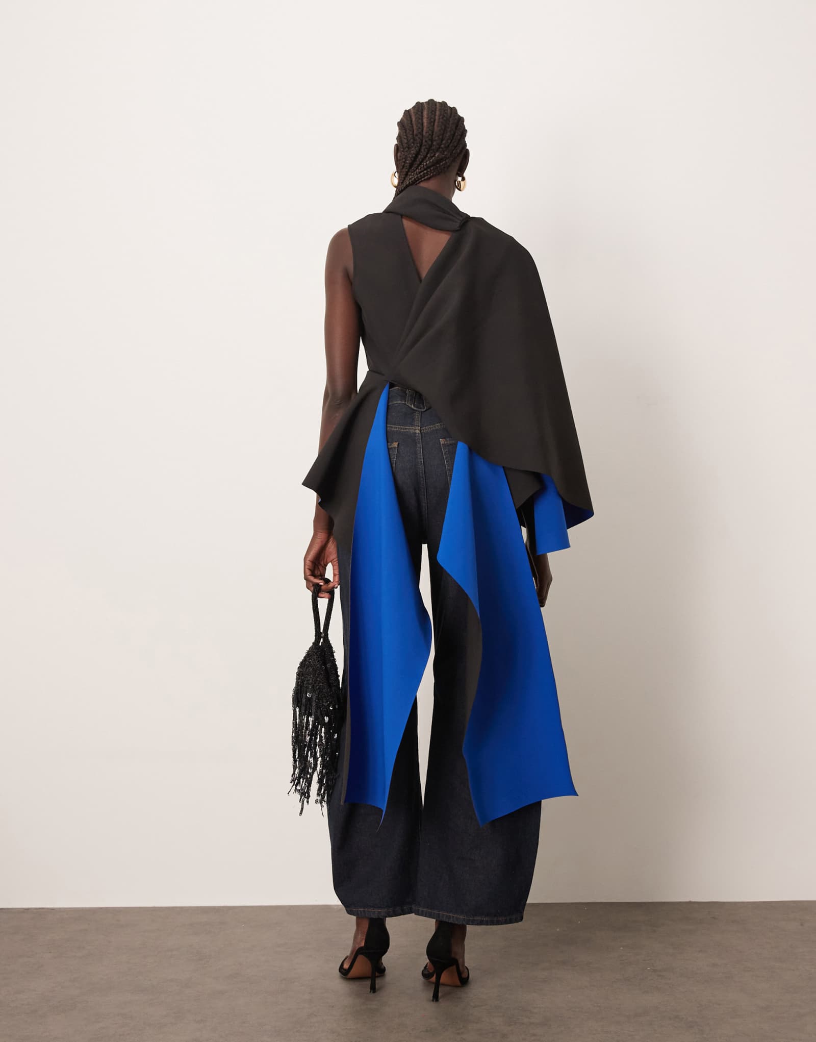 ОФОРМИТЕ верх из высококачественной крепированной драпировки контрастного черного цвета