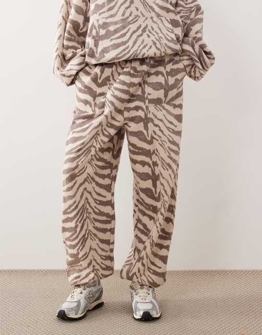 ARRANGE - Premium - Kraftige oversized joggingbukser med tætsiddende buksekanter og neutralt zebraprint, 2 af 5