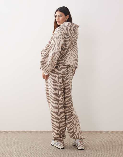 ARRANGE - Premium - Kraftige oversized joggingbukser med tætsiddende buksekanter og neutralt zebraprint, 4 af 5