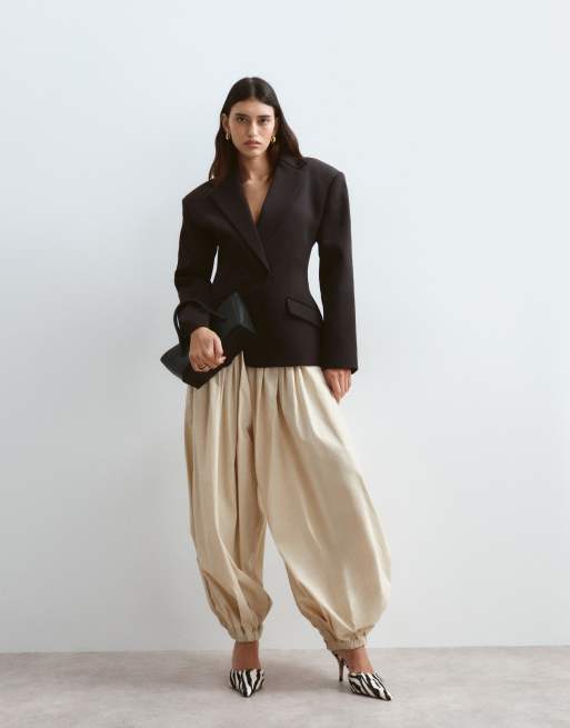 ARRANGE premium tailored blazer with cinched waist in black, 3 of 4
