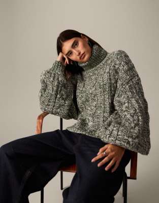 ARRANGE - Pull en maille torsadée à col montant - Vert et crème