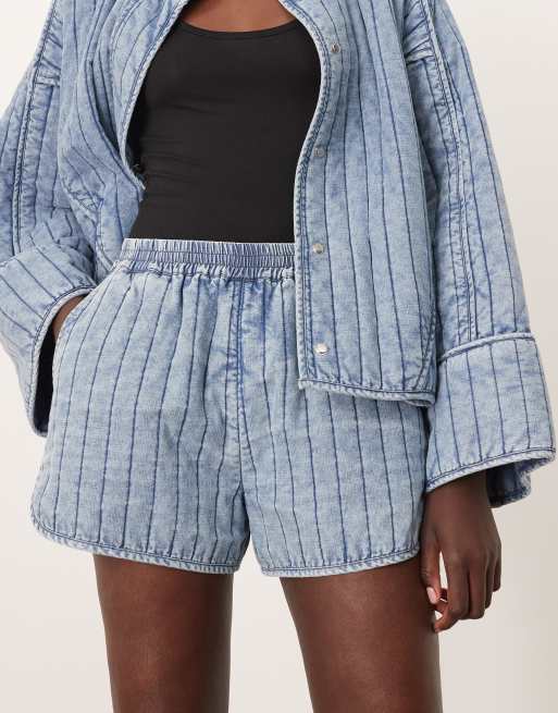ARRANGE quilted distressed-look casual shorts with pockets in washed blue - part of a set