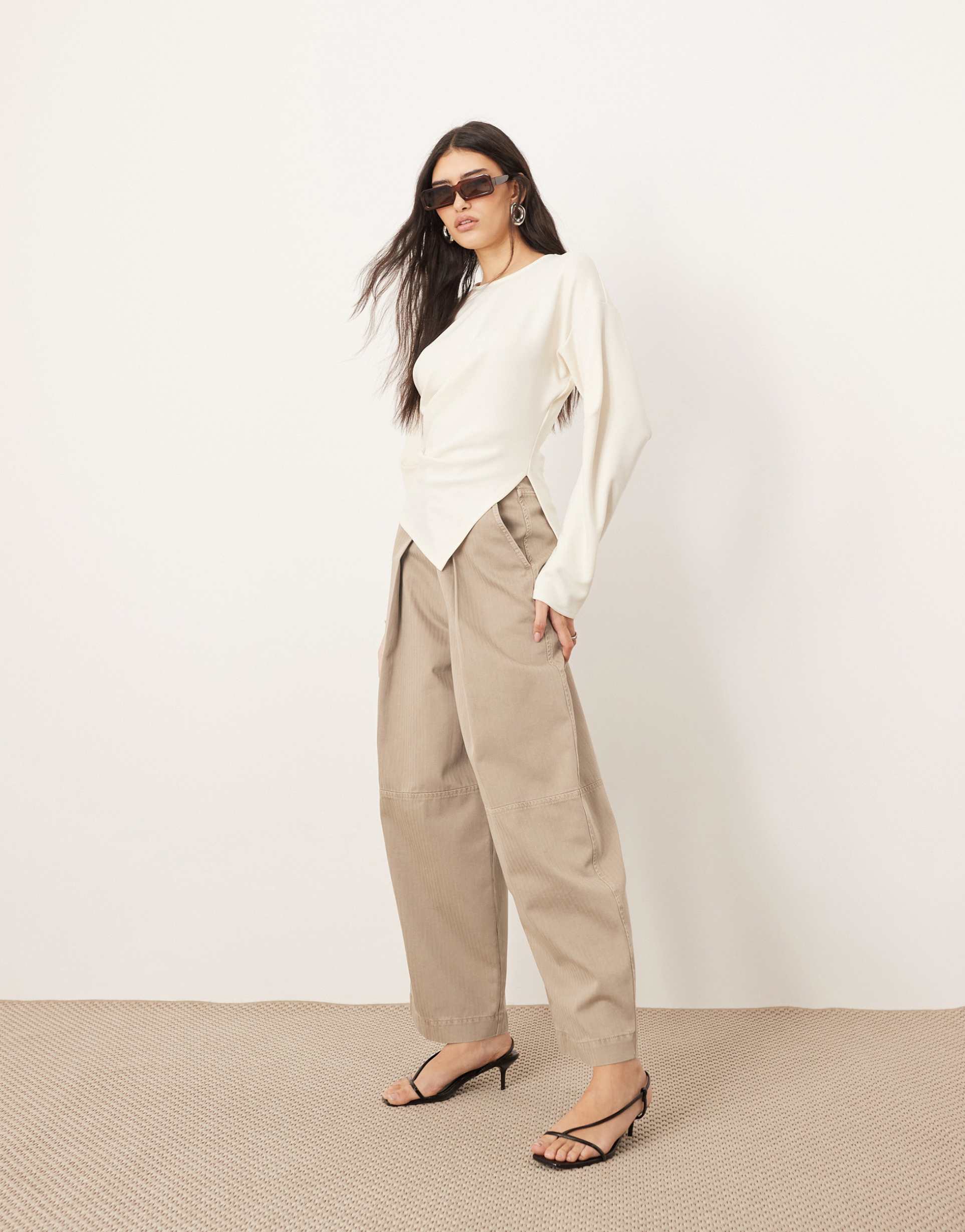 arrange remi casual twill barrel pants in mocha