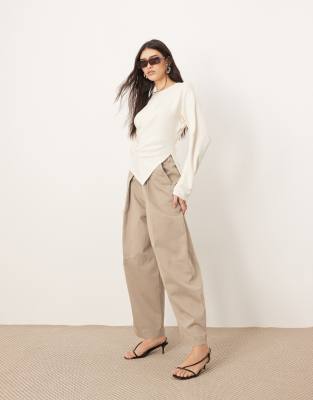 ARRANGE ARRANGE Remi casual twill barrel trouser in mocha-Brown