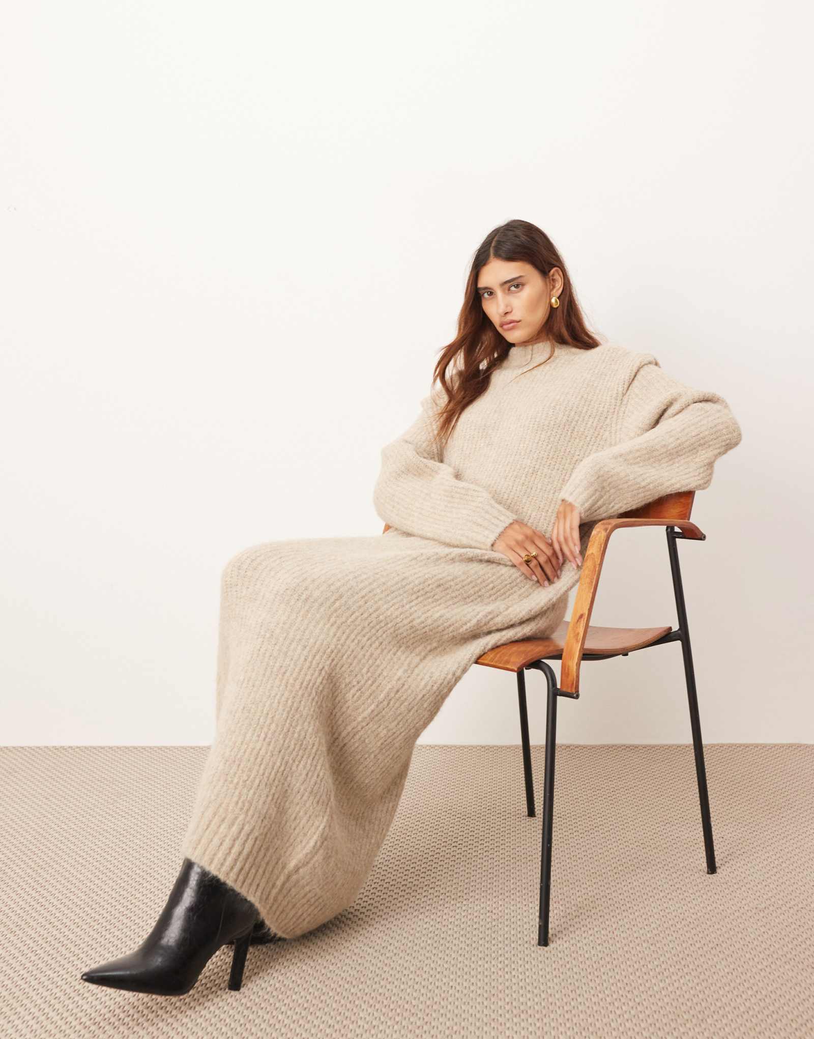 РАСПОЛОЖИТЕ трикотажные подплечники в рубчик на макси-платье из овса