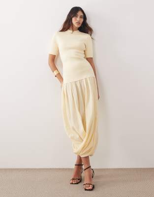 ARRANGE - Robe 2-en-1 mi-longue en maille à manches courtes - Babeurre-Jaune