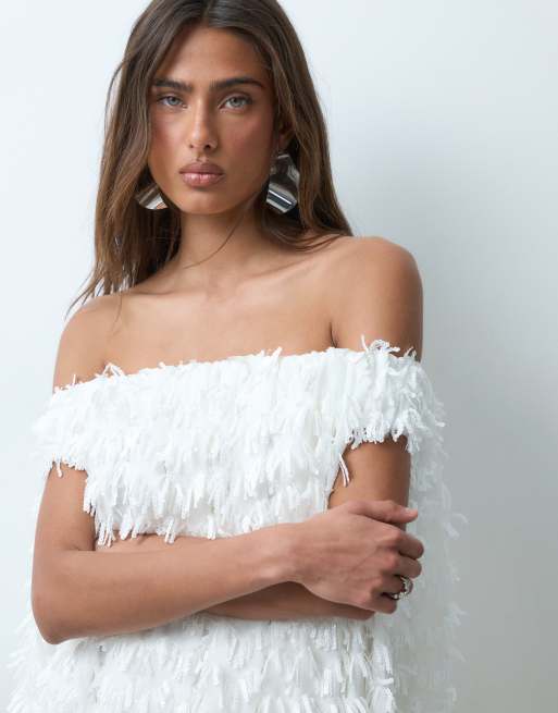 ARRANGE robe courte trapèze à épaules dénudées, à franges et sequins, blanche, 4 de 5