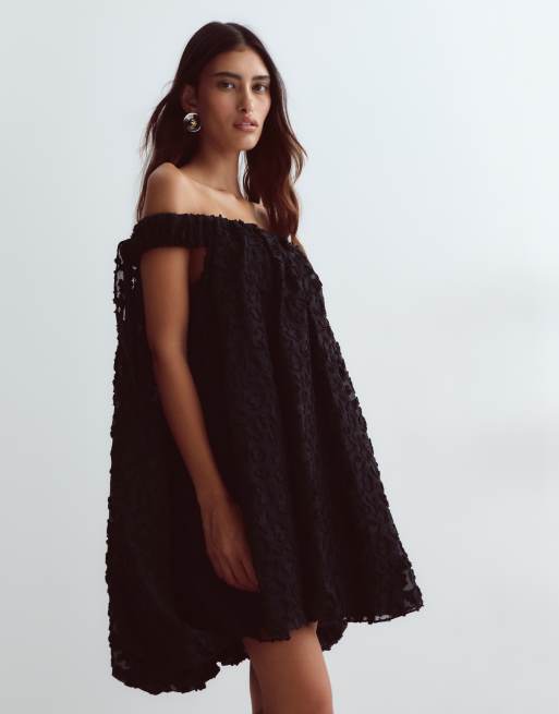 ARRANGE robe courte trapèze texturée à dos drapé et épaules dénudées noire, 4 de 4