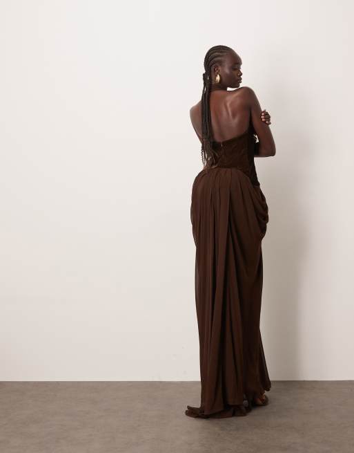 ARRANGE - Robe dos nu longue et cintrée à la taille en velours avec traîne et décolleté plongeant - Chocolat, 2 de 4