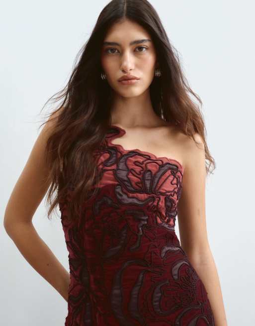 ARRANGE robe longue asymétrique en velours à broderie florale linéaire bordeaux, 2 de 5