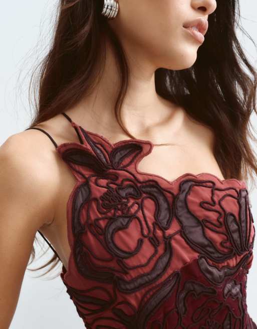 ARRANGE robe longue asymétrique en velours à broderie florale linéaire bordeaux, 3 de 5