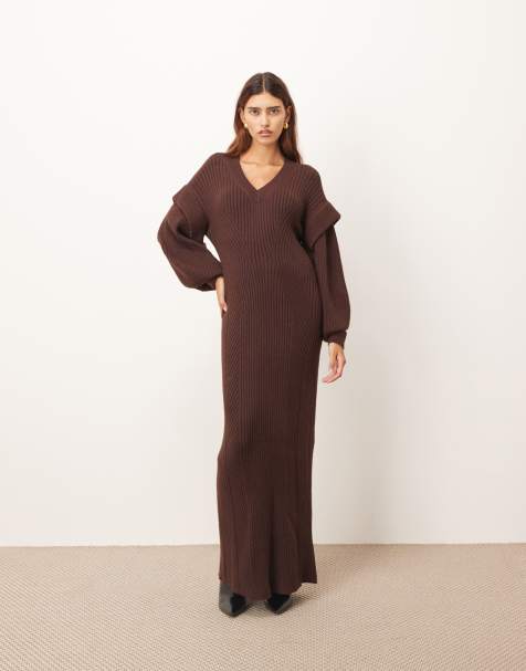 ARRANGE - Robe longue en maille côtelée à col en V avec épaules détaillées - Chocolat - view 1