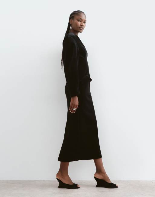 ARRANGE robe longue en velours à manches ovoïdes et col V noire, 5 de 5