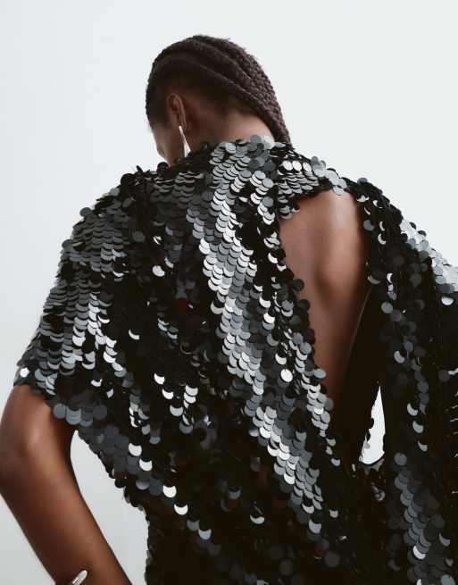 ARRANGE robe longue minimaliste à dos drapé ouvert en sequins noire, 3 de 5