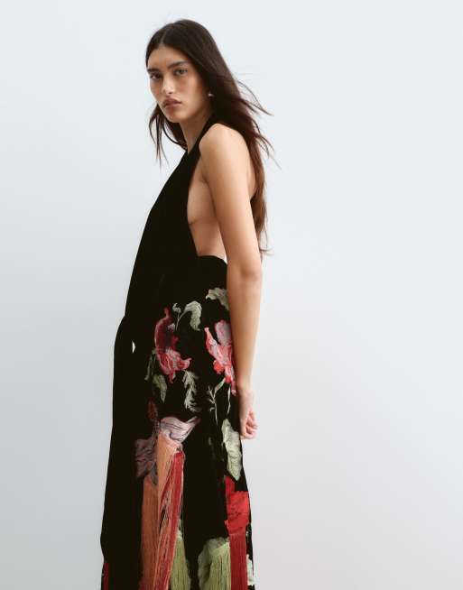 ARRANGE robe longue noire à col licou, décolleté plongeant, brodée de fleurs et à franges, 2 de 5