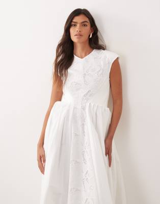 Robe longue plissée en broderie anglaise à taille cintrée - Blanc 38