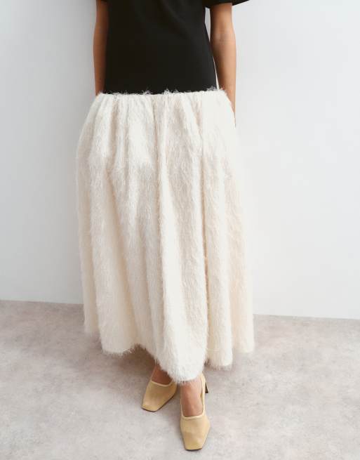 ARRANGE robe longue t-shirt à taille basse avec jupe à franges en noir et crème, 3 de 4