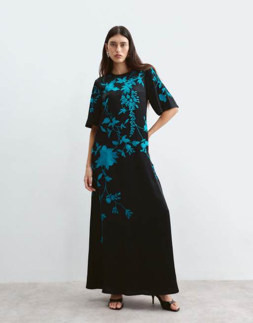 ARRANGE robe longue t-shirt en satin brodé à glycine retombante noire, 3 de 5