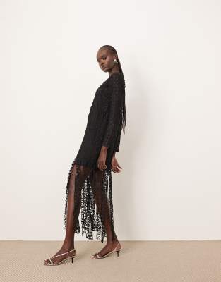 ARRANGE - Robe mi-longue brodée en dentelle à manches longues avec ourlet à franges - Noir