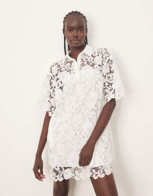 ARRANGE - Robe t-shirt courte en dentelle avec col polo - Blanc