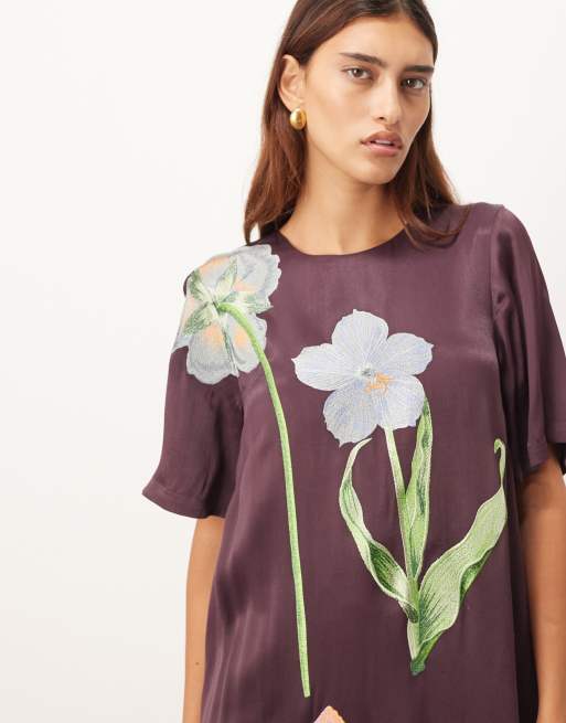 ARRANGE - Satijnen maxi T-shirtjurk met geborduurde bloemen in chocoladebruin, 2 van 4