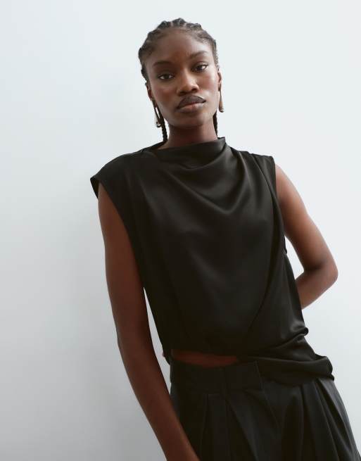 Arrange satijnen minimal top met drapering en open zijkant in zwart, 5 van 5