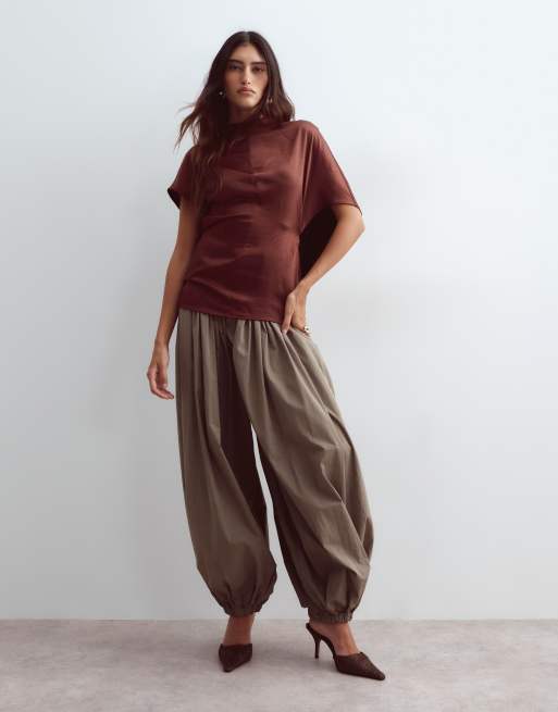 ARRANGE satijnen top met gedrapeerde halslijn en open achterkant in chocoladebruin, 2 van 4