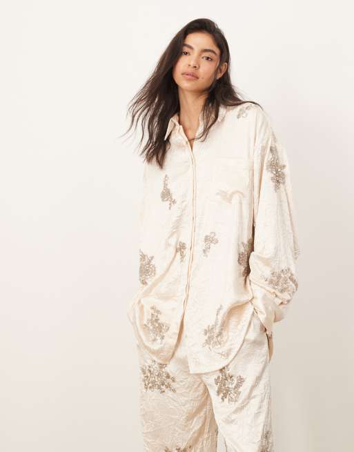 ARRANGE – Satin-Hemdbluse in Creme mit Blumenverzierung und Knitterstruktur, Kombiteil, 2 von 4