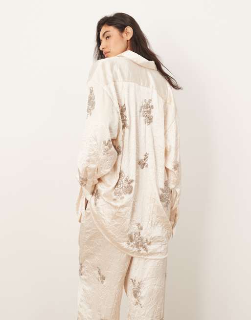 ARRANGE – Satin-Hemdbluse in Creme mit Blumenverzierung und Knitterstruktur, Kombiteil, 3 von 4