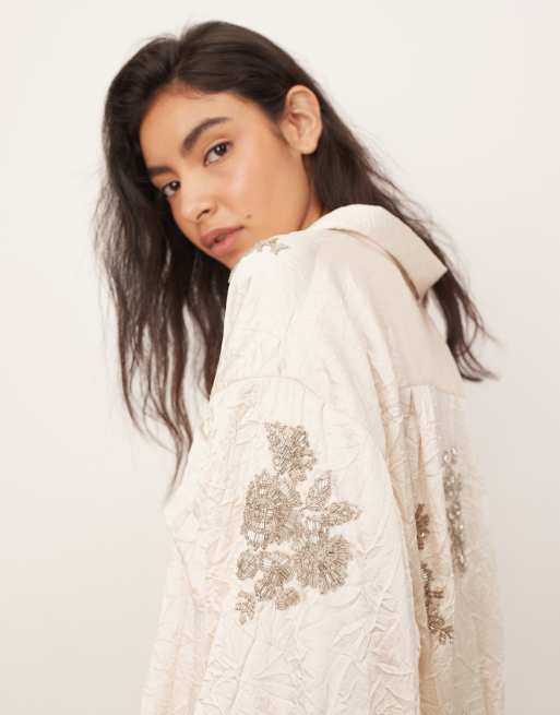 ARRANGE – Satin-Hemdbluse in Creme mit Blumenverzierung und Knitterstruktur, Kombiteil, 4 von 4