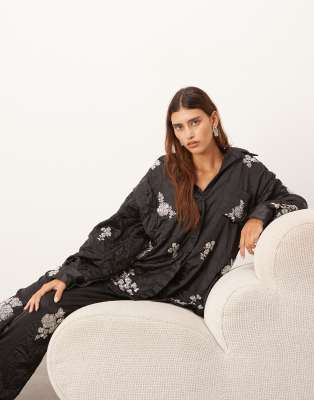 ARRANGE - Satin-Hemdbluse in Schwarz mit Blumenverzierung und Knitterstruktur, Kombiteil