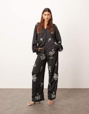 ARRANGE - Satin-Hose in Schwarz mit Blumenverzierung und Knitterstruktur, Kombiteil