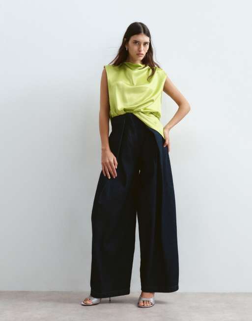 ARRANGE satin minimal draperad topp med öppen sida i lime, 2 av 4