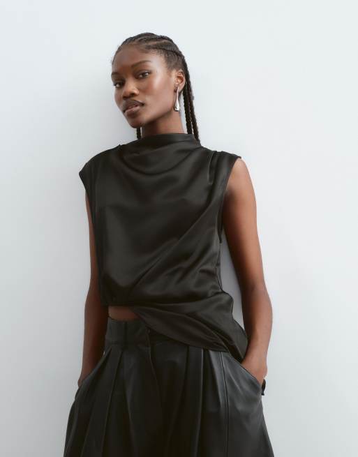 Arrange Satin-Oberteil mit minimalem Fall und offenen Seiten in Schwarz, 3 von 5